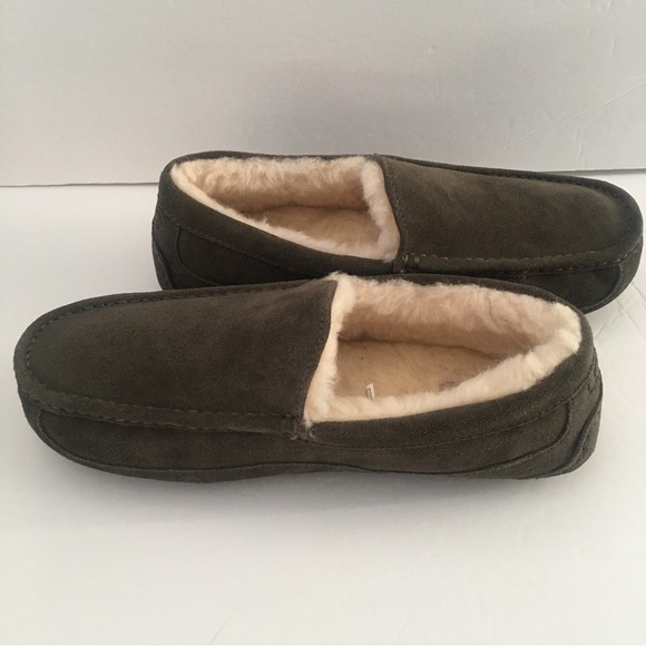 NWOT- UGG SLIPPERS - Picture 3 of 8